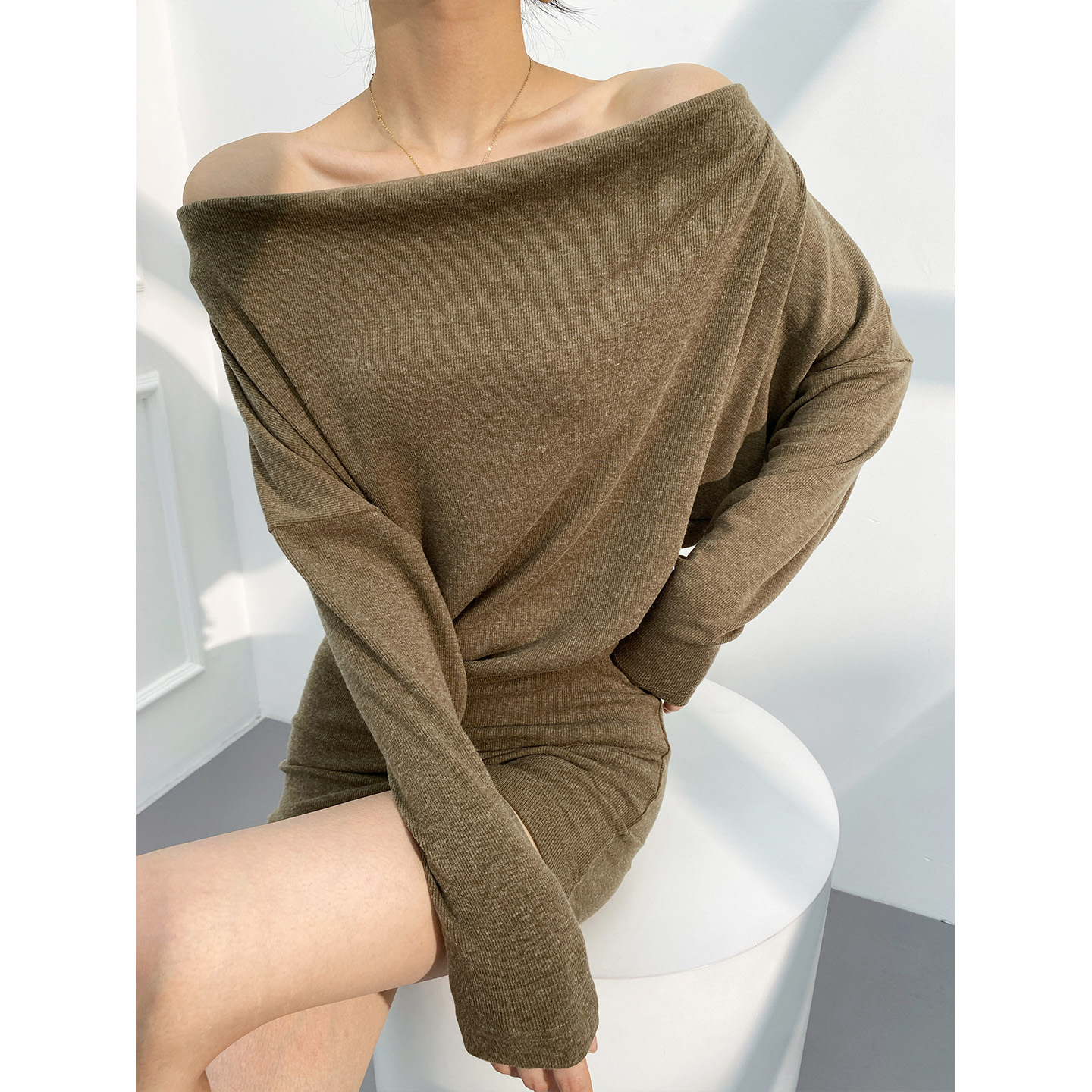 蝙蝠袖包臀连衣裙2025秋冬新款原创设计感收腰显瘦遮肉性感短裙女