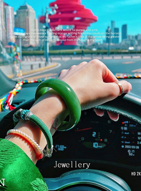 天然碧玉手镯女菠菜绿