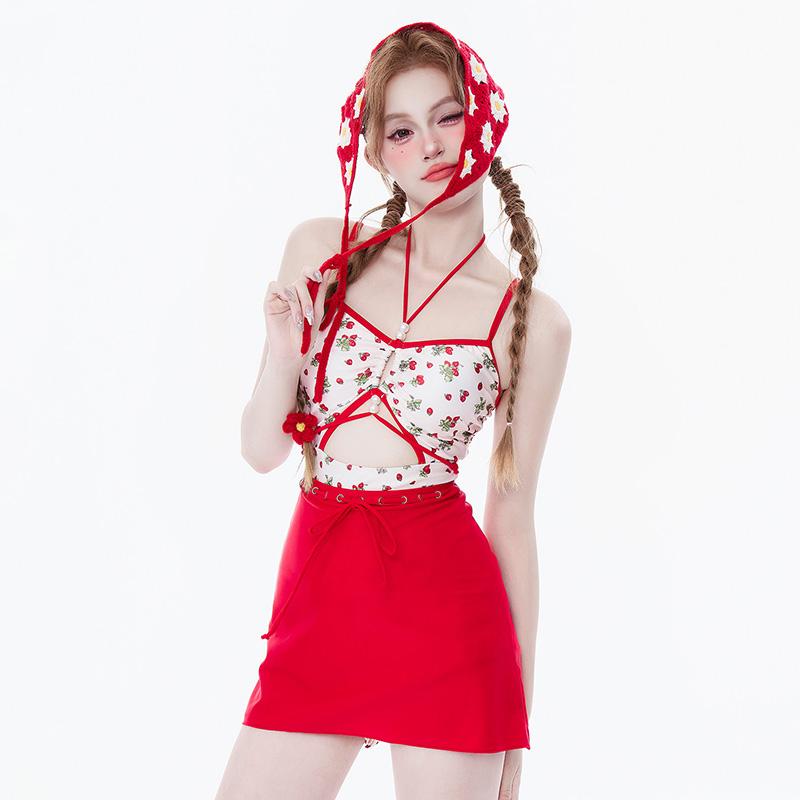 泳衣女2025新款草莓印花挂脖吊带三角连体独立短裙绝美萝莉泡温泉