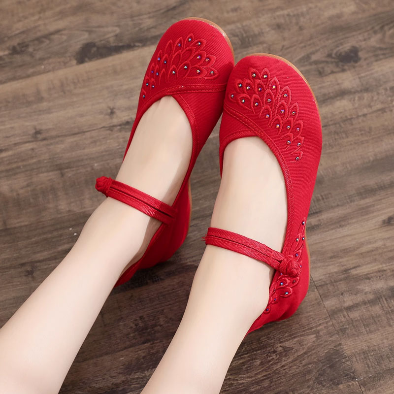 红色民族风广场舞女鞋跳舞绣花鞋