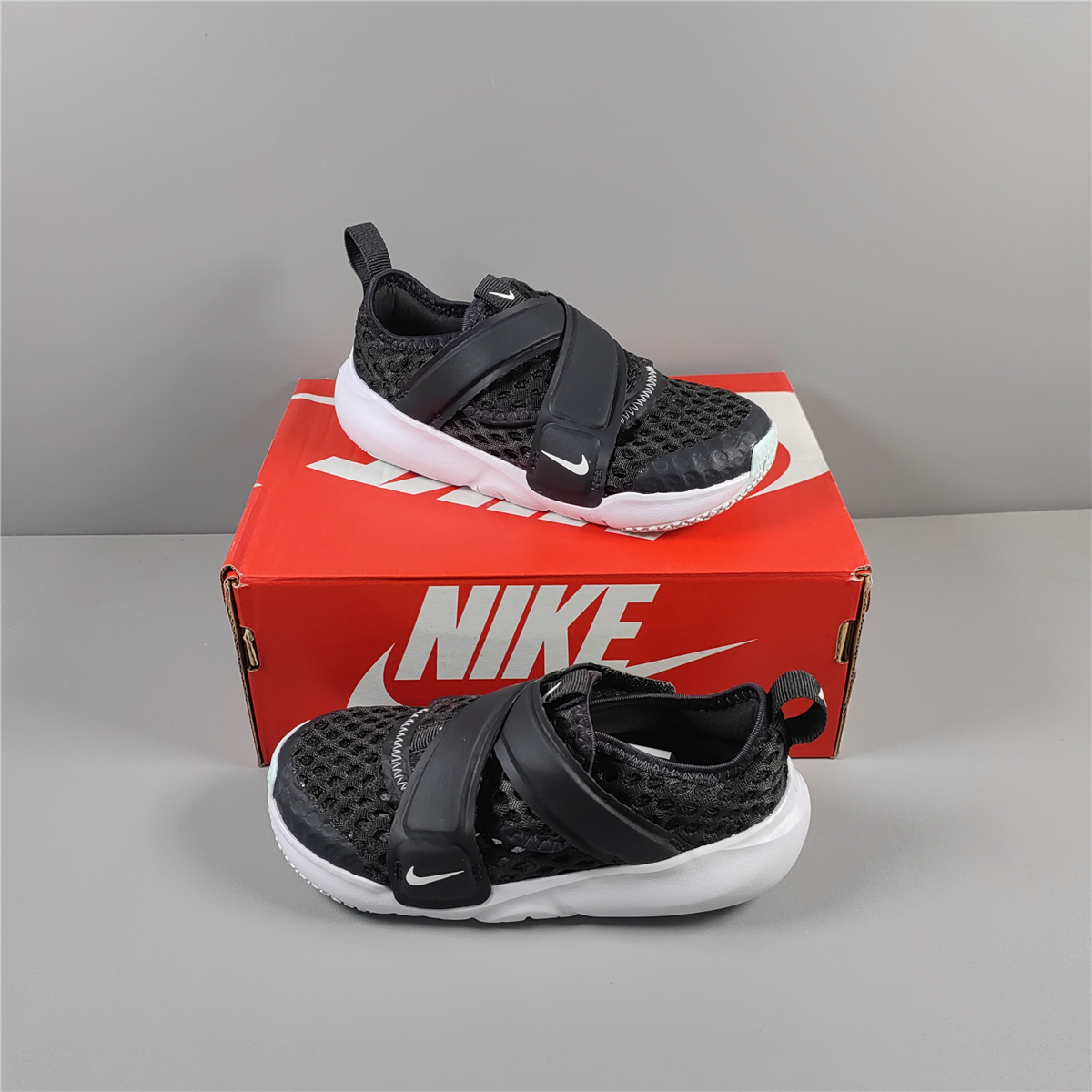 耐克幼童魔术贴一脚蹬运动鞋