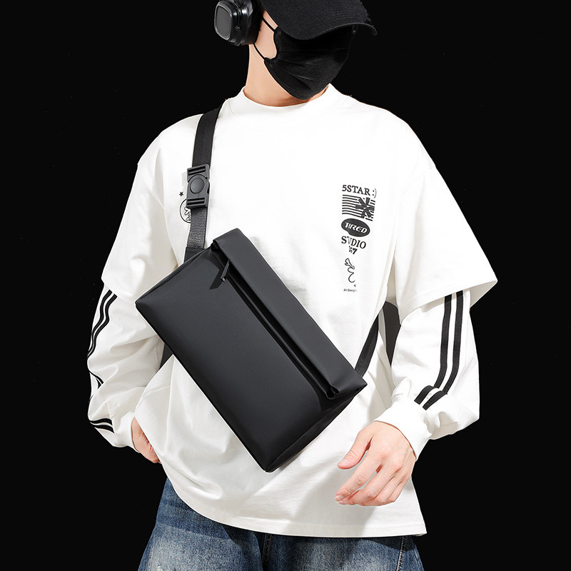 皮膜防水日韩风斜挎包男黑色方形休闲单肩包运动邮差包青年潮