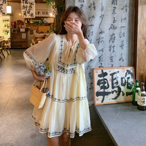 清冷艺术感穿搭米白色连衣裙女2025夏季新款小个子民族风娃娃裙子图片