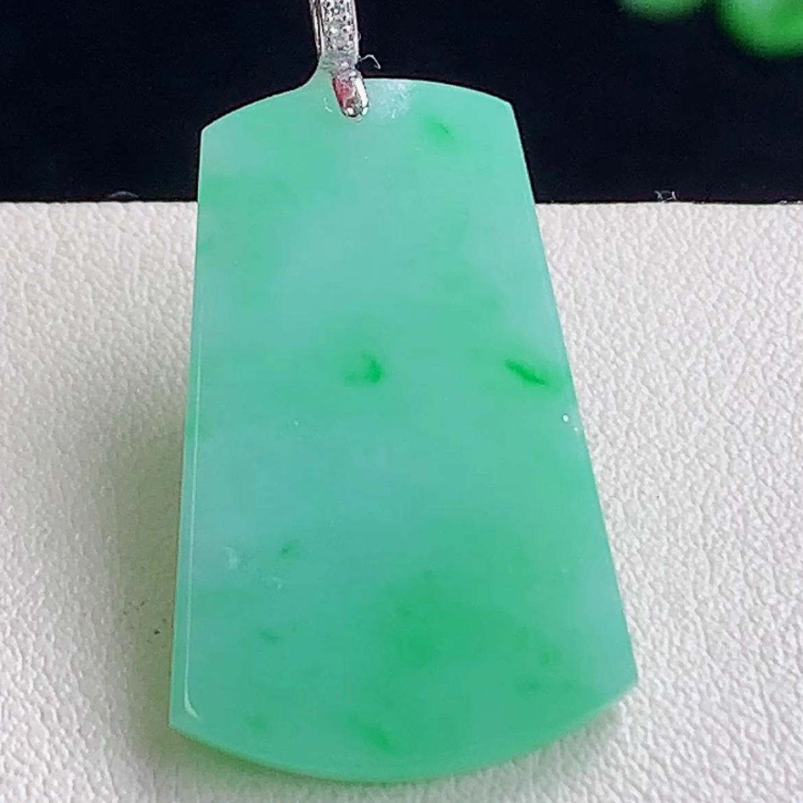 缅甸料A货18K金冰飘绿无事牌吊坠保真天然玉石翡翠平安无事玉坠