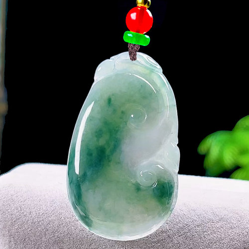 天然玉石冰绿飘花翡翠如意吊坠