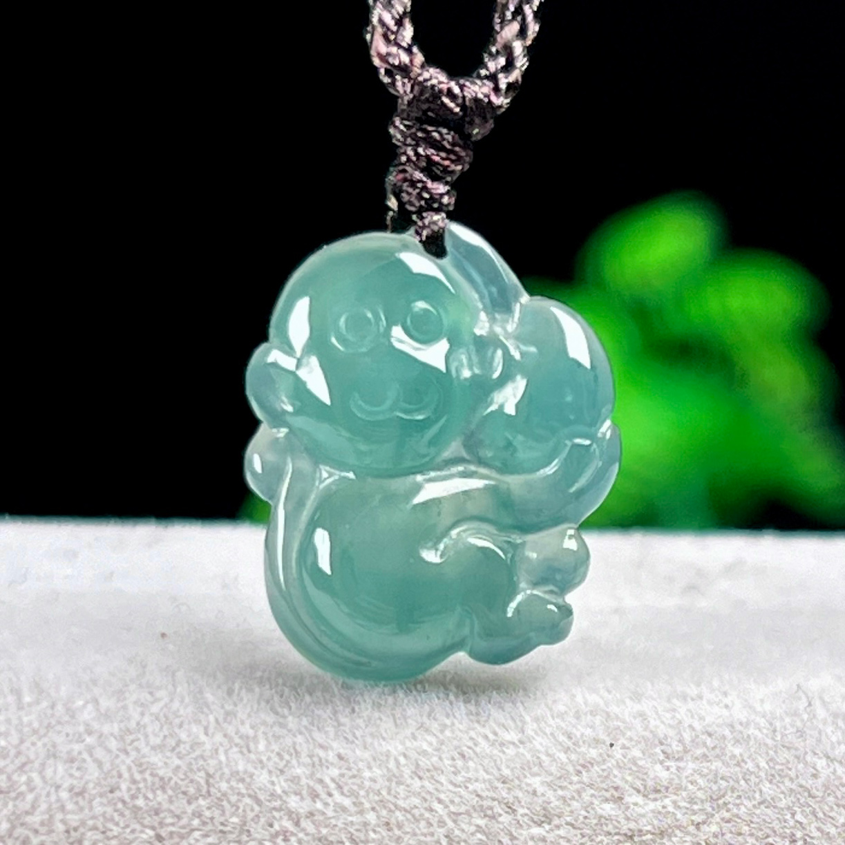 蓝水冰绿翡翠猴子吊坠 生肖猴玉坠女 天然A货玉石灵猴献桃小玉佩