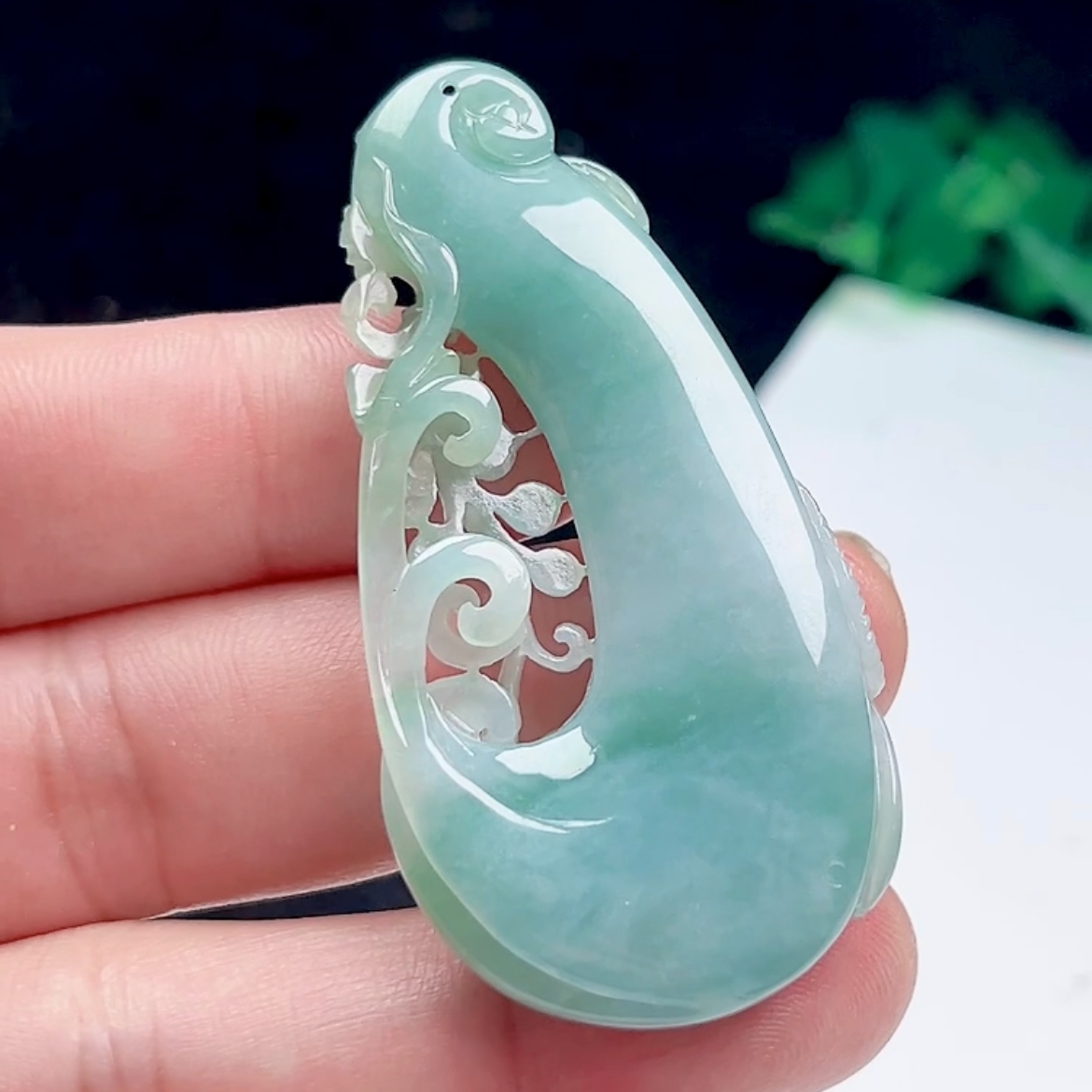 缅甸油绿飘花喜上眉梢吊坠保真天然a货玉石喜鹊玉坠翡翠花鸟挂件