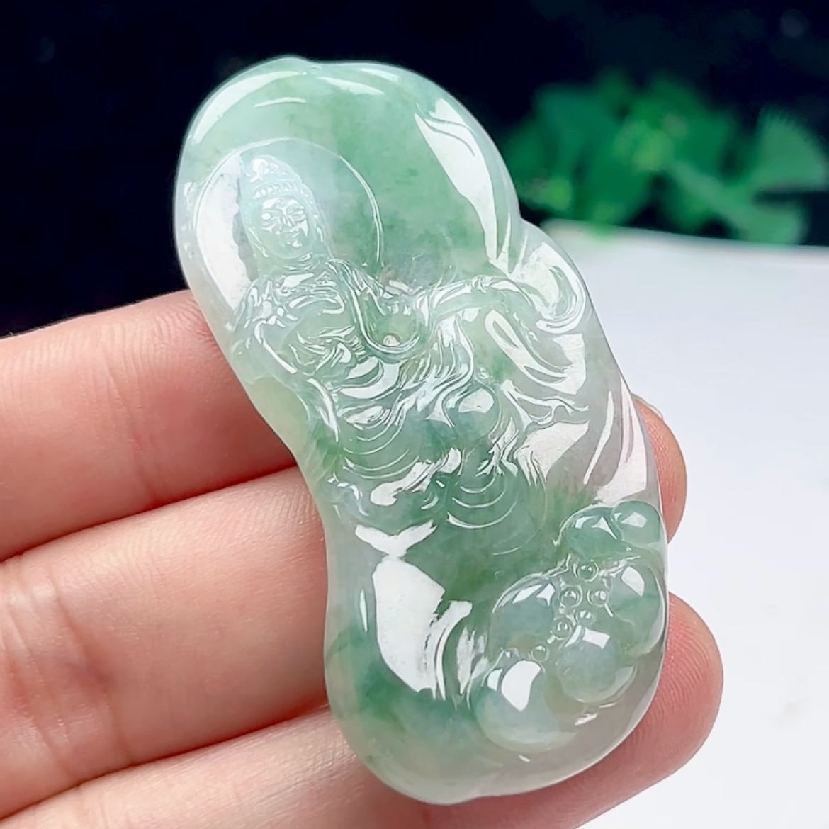 天然翡翠冰飘绿花自在观音玉坠缅甸A货玉石观自在菩萨吊坠玉观音