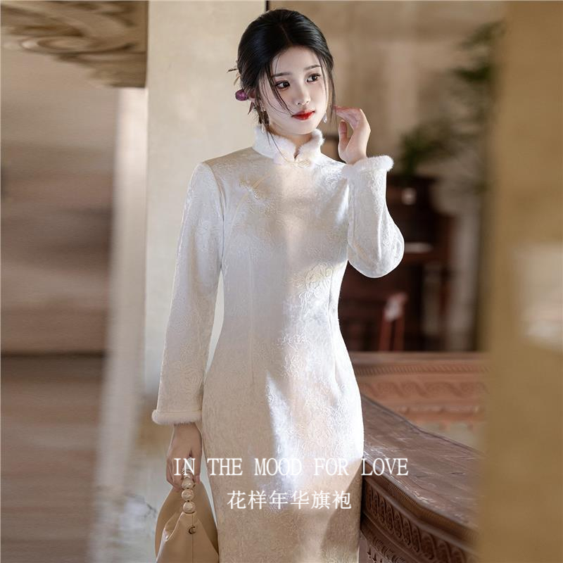 白色2025秋冬加绒连衣裙