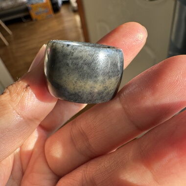 内径18.5mm新疆和田玉青花籽料戒指楼兰三色籽扳戒男女糖墨玉戒指