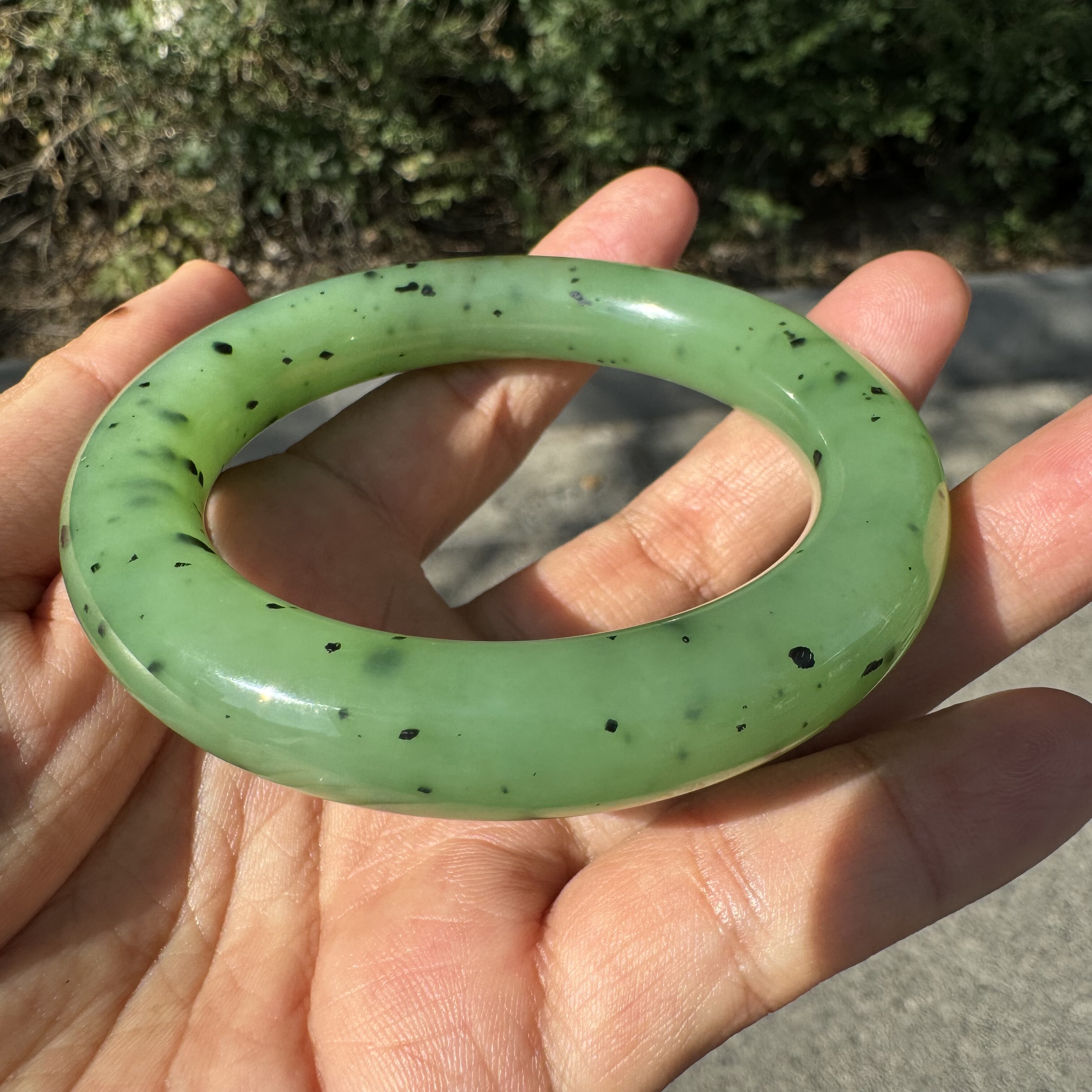 和田玉籽料碧玉手镯乌兰海苹果绿胖圆53圈猕猴桃绿无棉裂留皮镯子