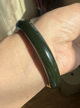 56.5圈和田玉碧玉手镯俄红皮老料深菠菜绿满绿玉镯女士收藏通勤镯