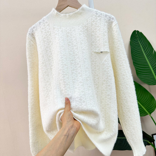 温柔舒适仿水貂绒半高领提花毛衣