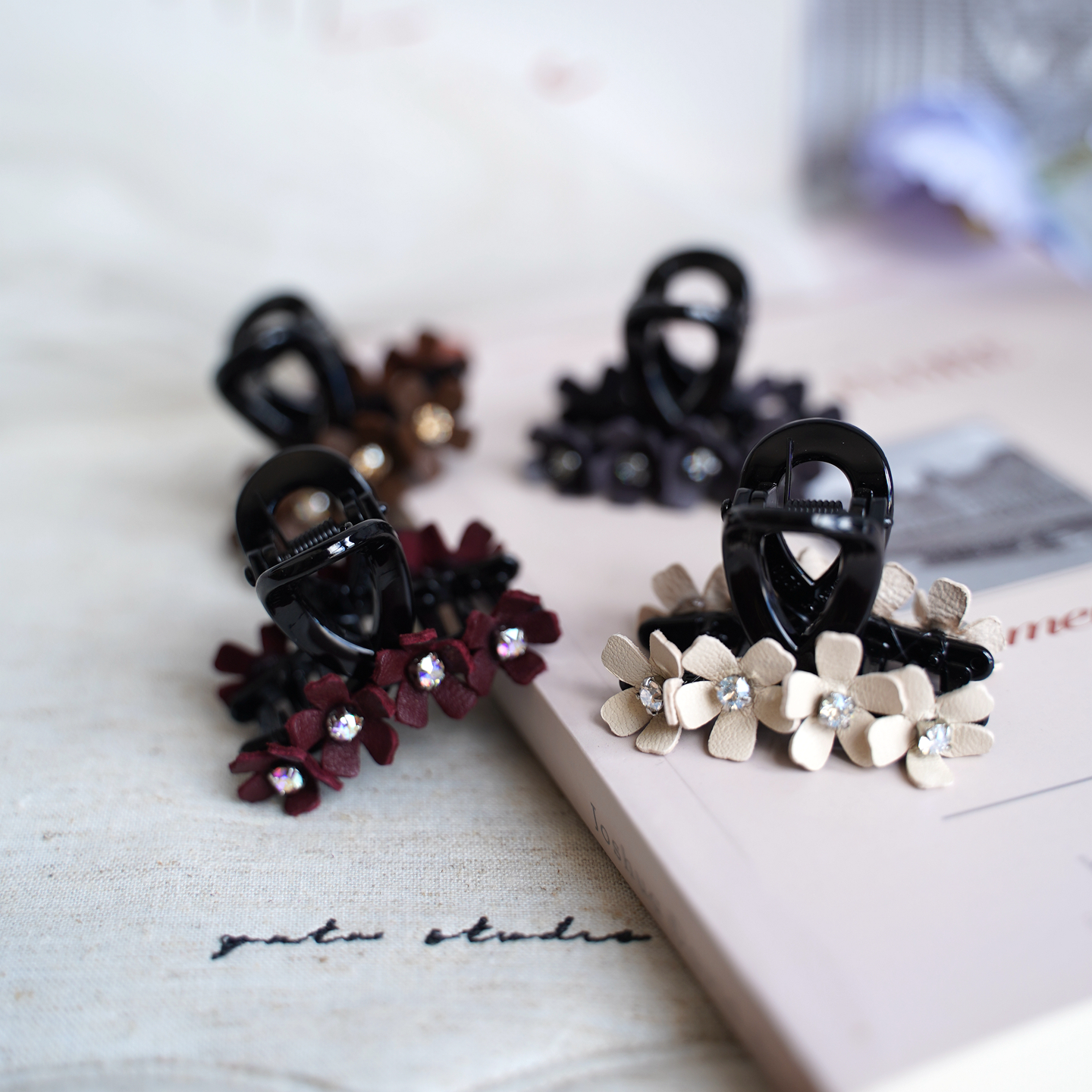 原创设计真皮小花朵抓夹气质施华洛水钻小羊皮鲨鱼夹质感半扎夹