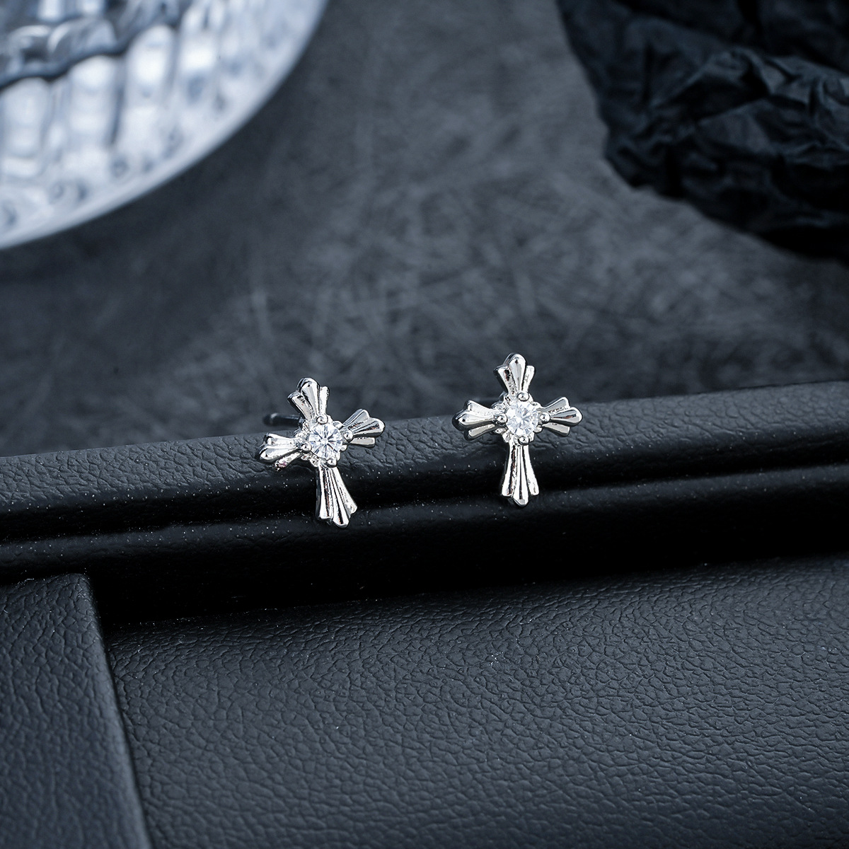 小清新十字架耳钉男时尚潮流个性设计感耳饰轻奢高级感百搭配饰品