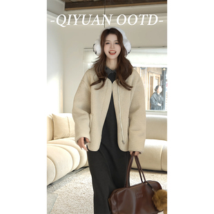 柒院家微胖大码简约圆领仿羊羔毛呢外套2025冬季显瘦遮肉保暖夹克