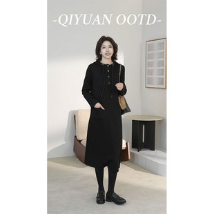 柒院微胖大码 连衣裙2025秋冬宽松遮肉显瘦中长裙 抽绳连帽通勤长袖