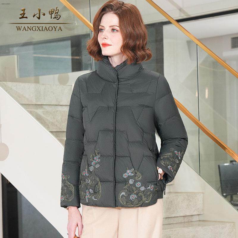 王小鸭2024冬季新款羽绒服女重工刺绣高端中老年保暖鸭绒外套轻奢