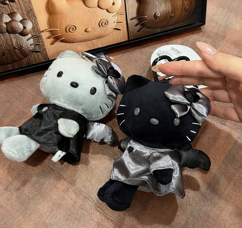 日本NIC50周年Kitty限定全黑碳灰kt猫毛绒玩具公仔书包挂件