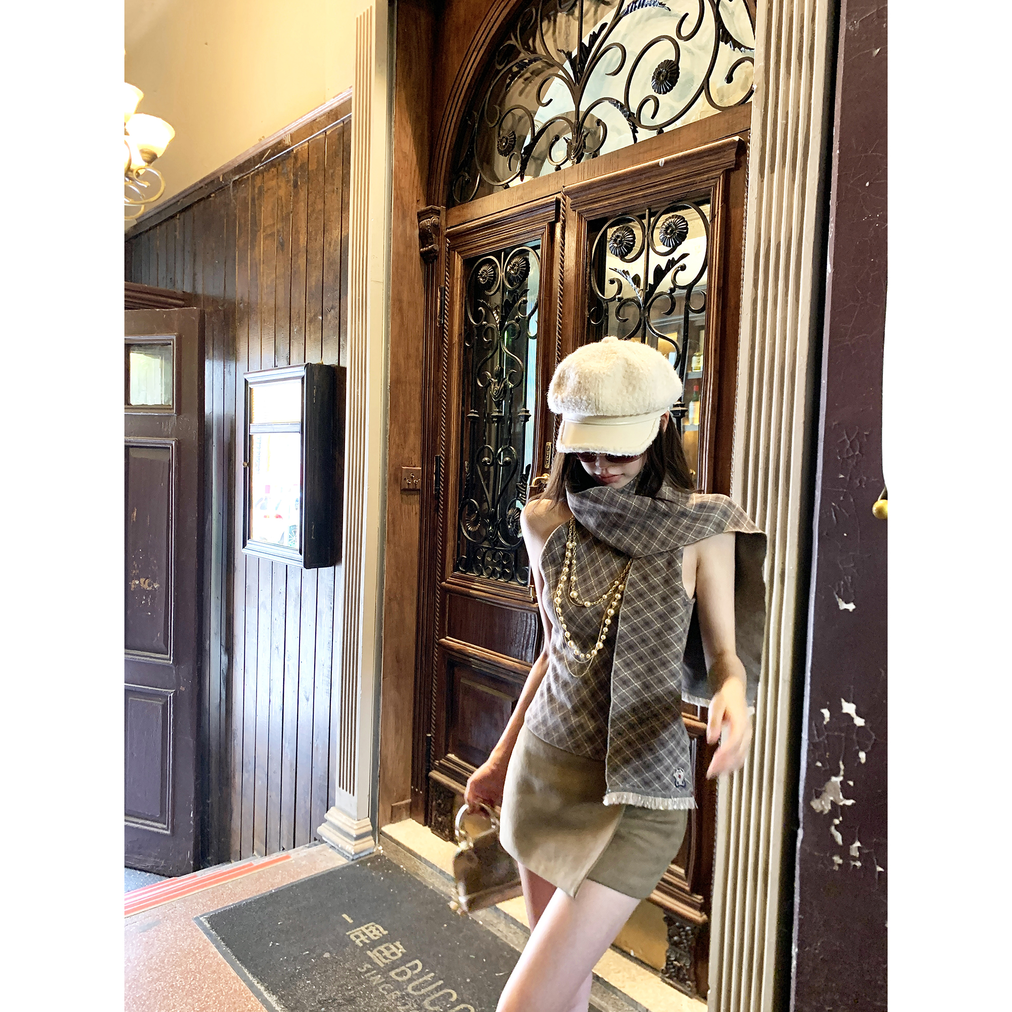 Thas9i九亿 亲肤弹力修身高领格纹背心女时尚无袖针织上衣带围巾