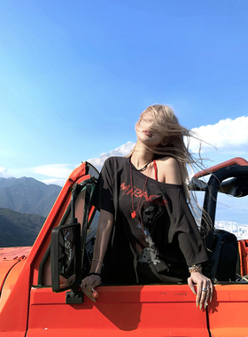 Thas9i九亿 禁区法则 美式高街涂鸦印花圆领斜肩T恤女春短袖上衣