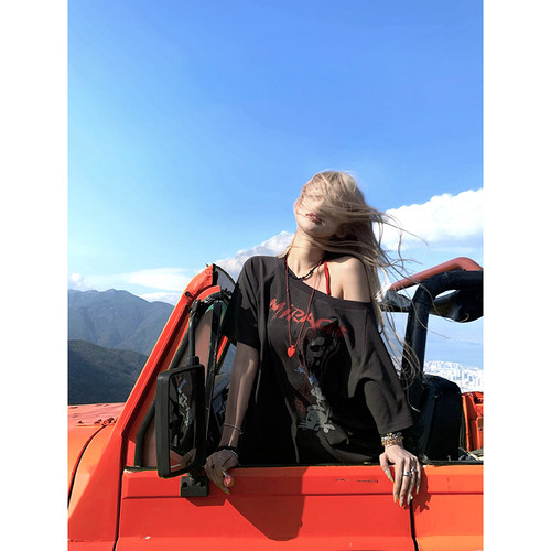 Thas9i九亿 禁区法则 美式高街涂鸦印花圆领斜肩T恤女春短袖上衣