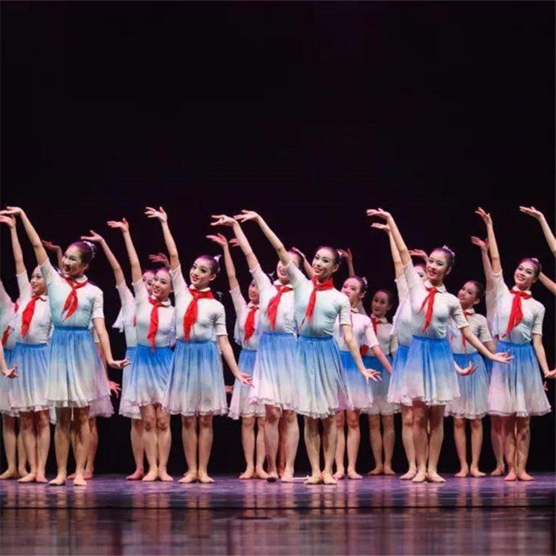 服飘扬的红领巾少儿红心表演服