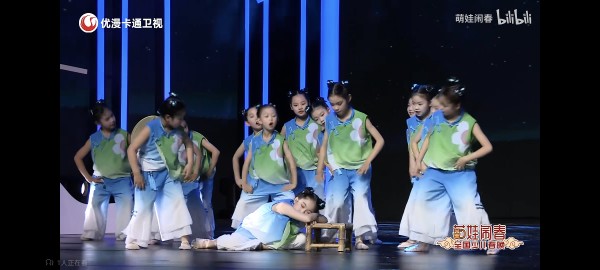 年的夏夜表演服扇子舞表演服彩翼