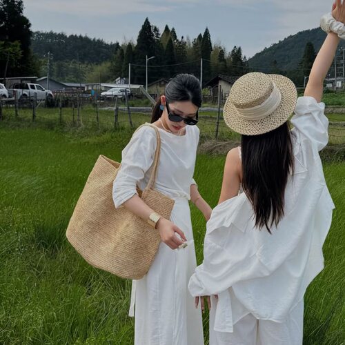 夏手工拉菲草包包编织包女新款大容量草编包单肩托特包度假沙滩包