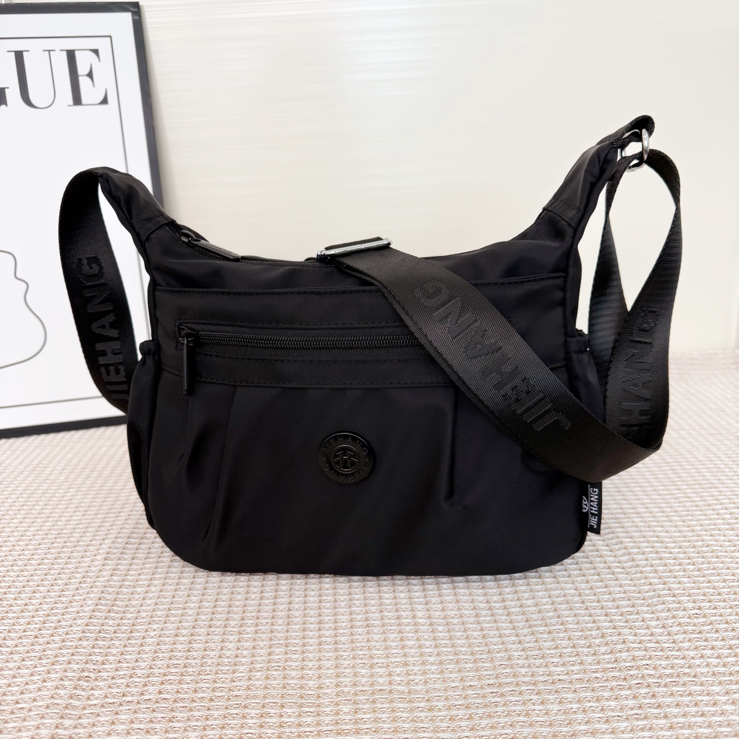 春夏新款饺子包简约轻便斜挎女包休闲百搭小众单肩包中年妈妈包潮