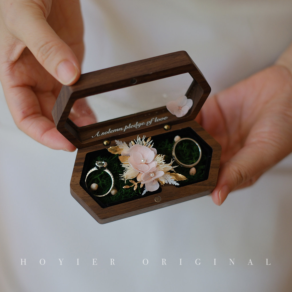 HOYIER花亦原创手工婚礼仪式新郎新娘戒指盒新人永生花对戒盒戒托图片