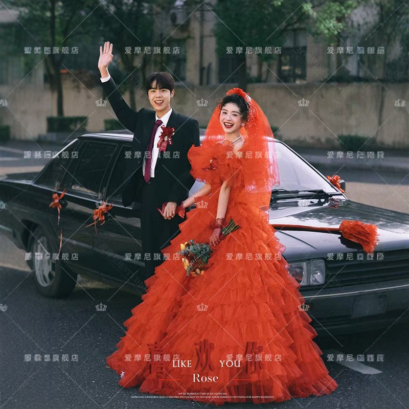 影楼新款年代感轻复古风喜嫁喜庆幸福感港风婚纱照红色蓬蓬裙礼服