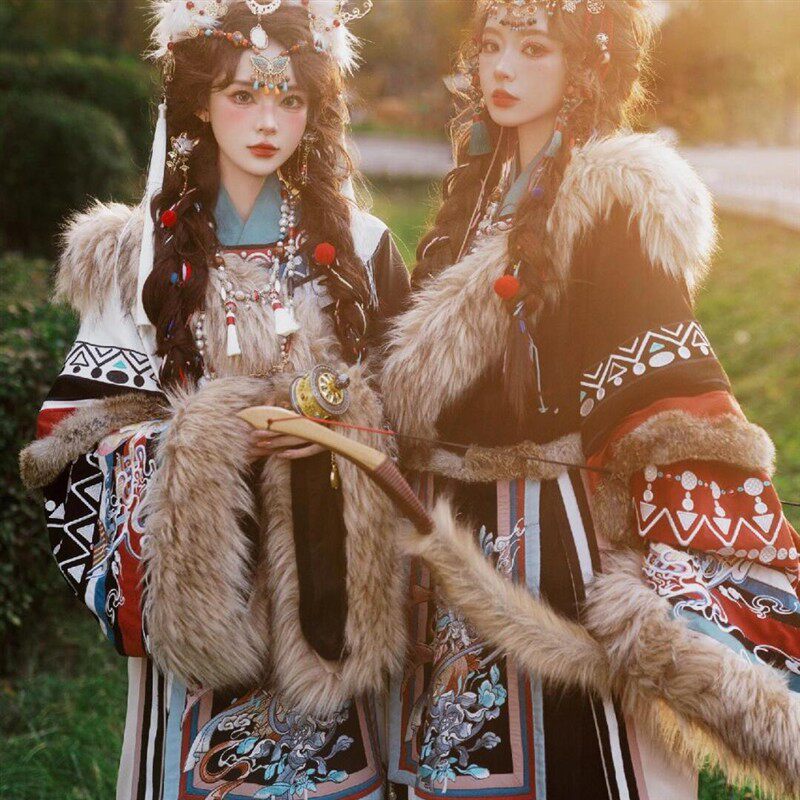 新爆款藏服阿藏哥秋冬大毛领藏袍藏族服饰云南丽江西藏旅拍摄影服