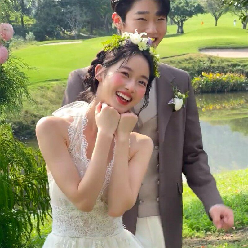 森系草坪旅拍挂脖蕾丝深V领连衣裙情侣拍照轻婚纱白纱小拖尾礼服