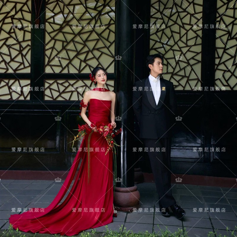 2025影楼新款情侣主题新中式国风小众婚纱照红色新娘晨袍敬酒礼服
