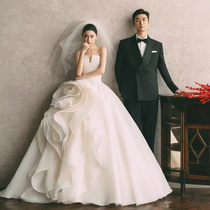 影楼新款高级感简约电影感白纱CD韩式室内婚纱礼服主题摄影服装