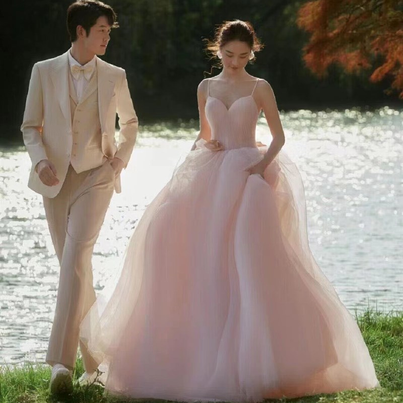新款影楼森系主题拍照服装外景旅拍草坪婚纱吊带浪漫粉色彩纱礼服