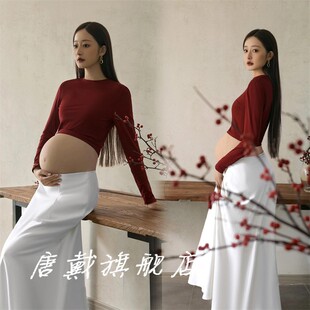 孕妇装摄影服装红色上衣套装简约风室内拍摄影楼拍照在家拍复古风