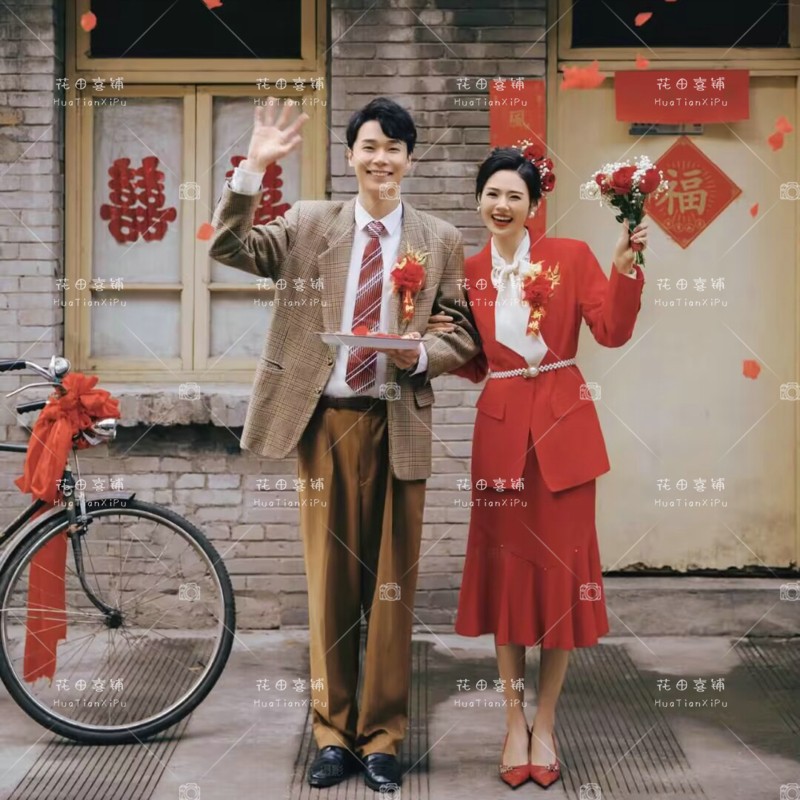 新红色复古港风爸妈80年代结婚怀旧礼服主题婚纱影楼情侣拍照服装