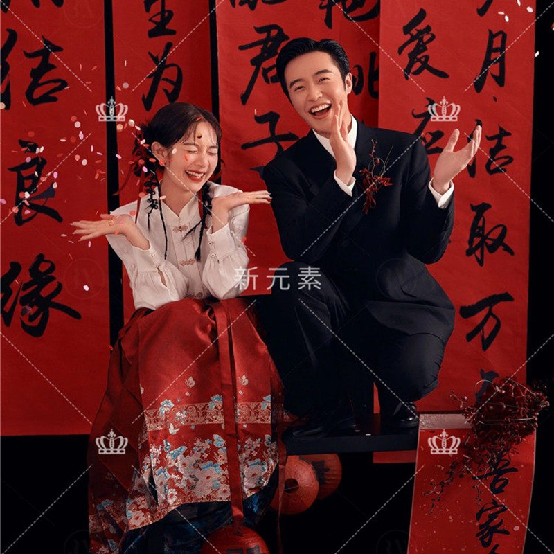 2023新款秋季新中式情侣喜嫁风复古红色马面裙室内情侣照写真服装