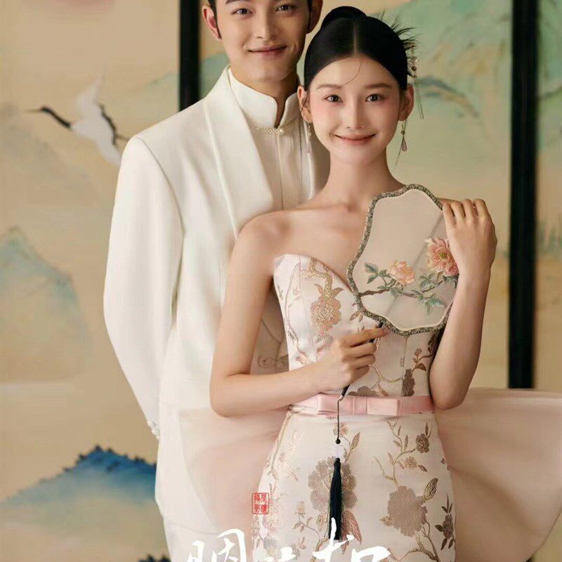 新款照相馆新中式新娘拖尾轻婚纱时尚国风抹胸缎面摄影复古鱼尾礼