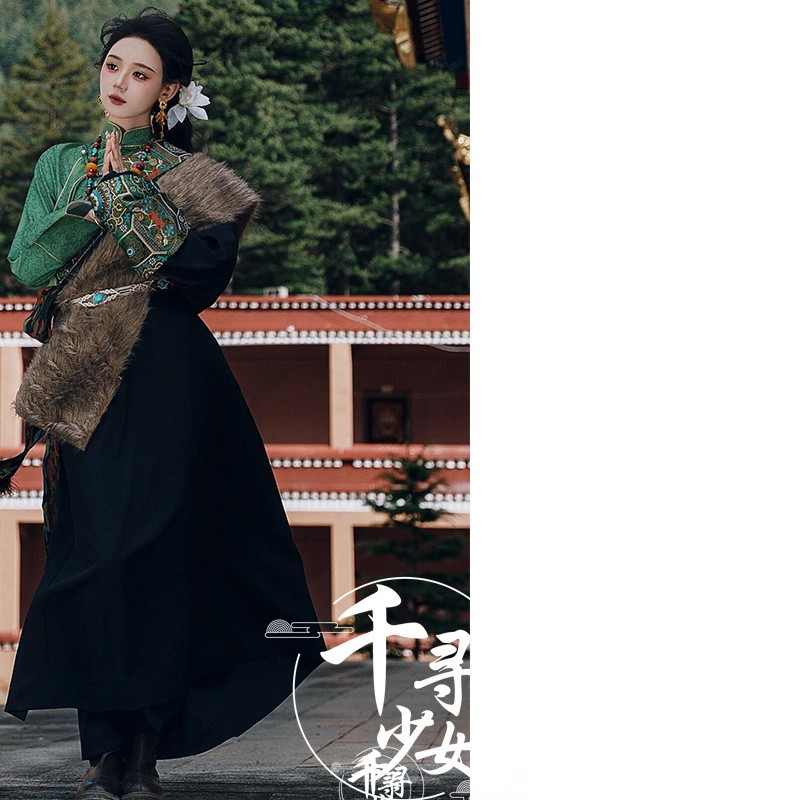 2026旅游藏族民族风西藏服饰藏袍套装情侣旅拍拍照新款写真藏袍服