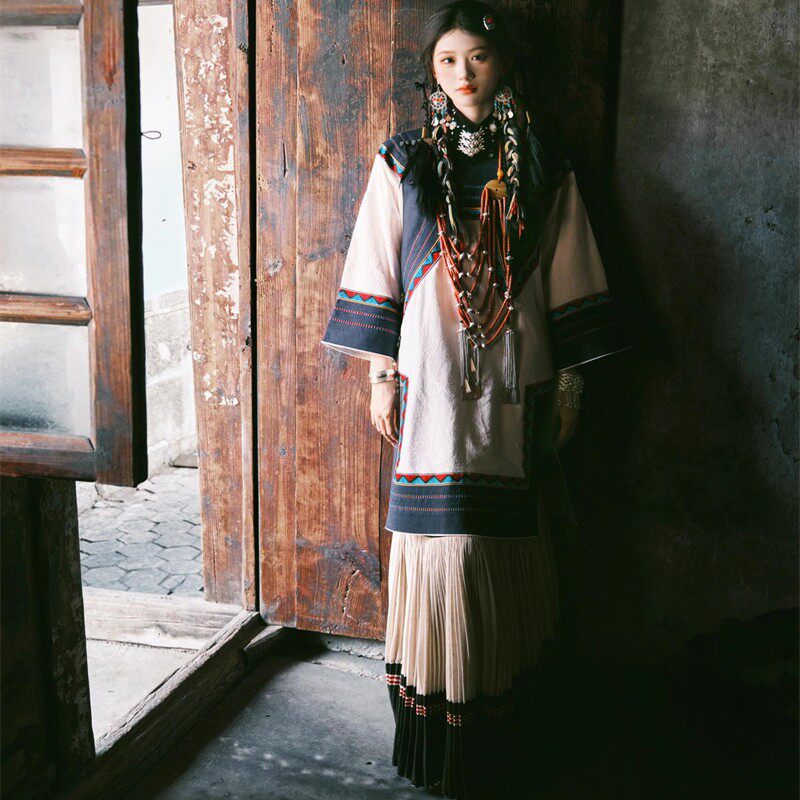 凉山少数民族风套装棉麻彝族服饰云南旅拍写真新款火把节旅拍服装