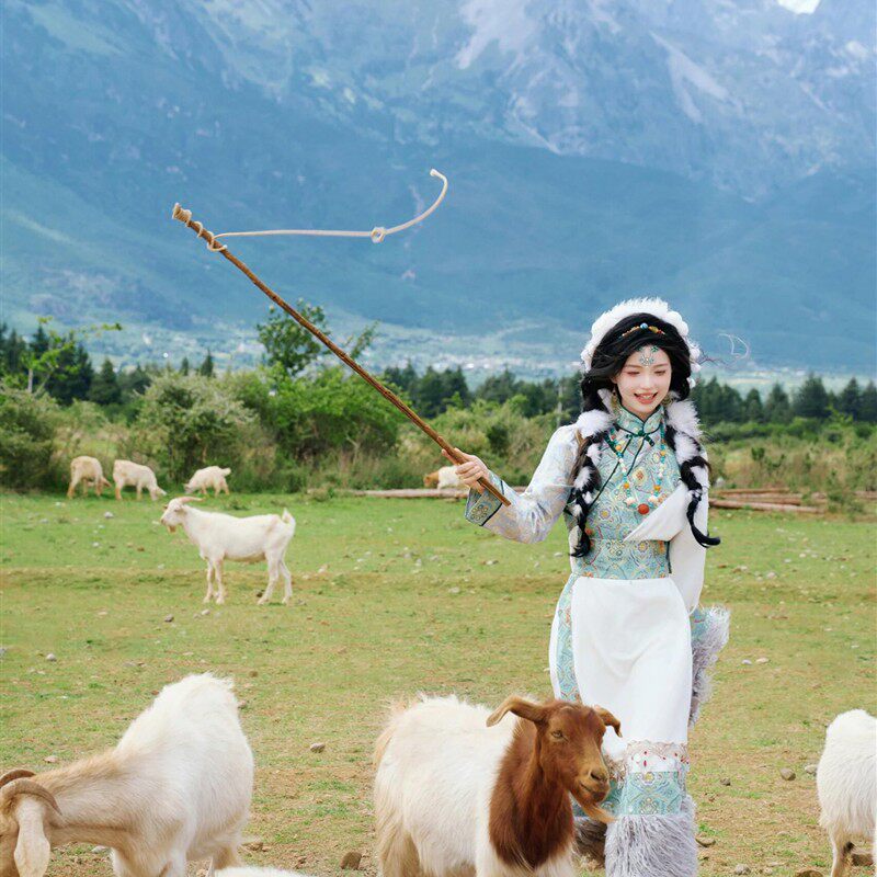 藏族服装夏季女小清新藏袍云南大理西藏草原摄影旅拍少女拍照写真