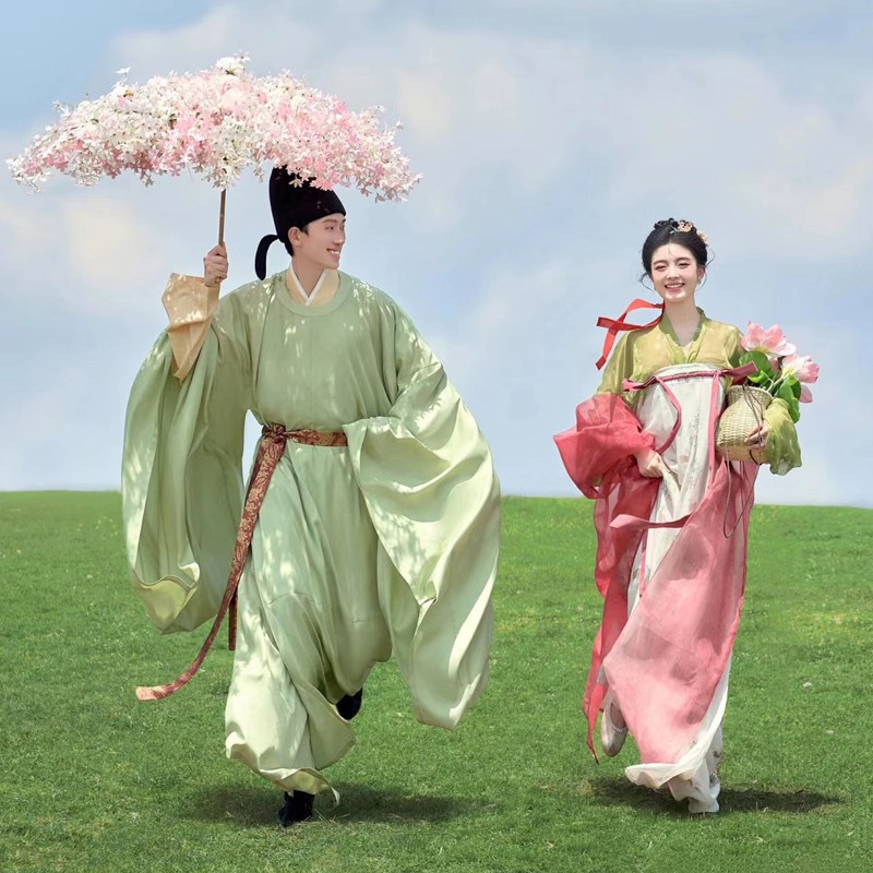 照相馆拍照新款情侣装彩色唐制汉服古装外景旅拍可爱甜美俏皮婚纱