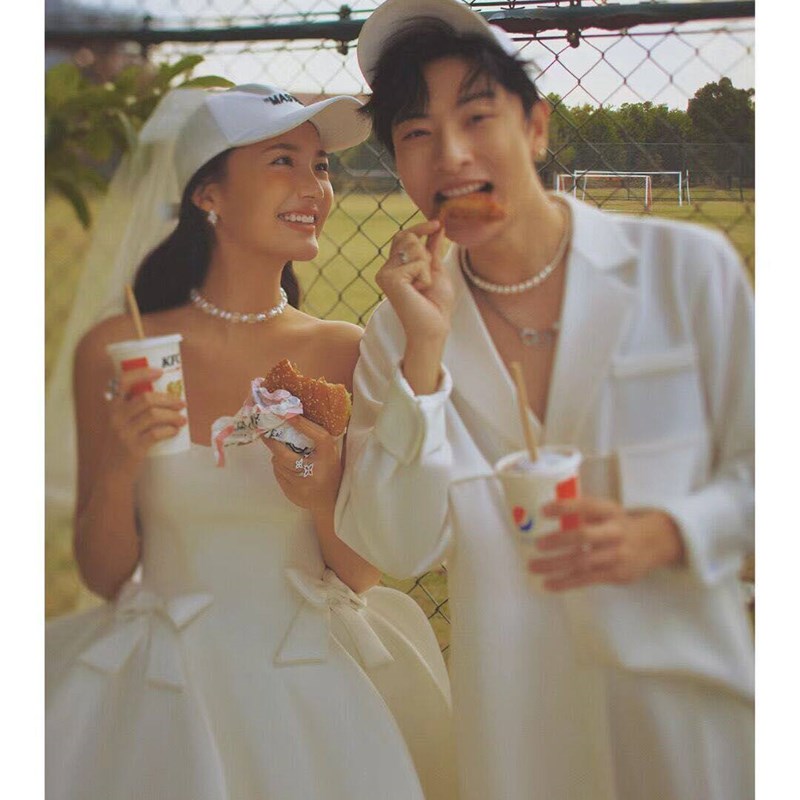 影楼外景旅拍主题校园风草坪婚纱摄影写真拍照极简小清新短裙礼服
