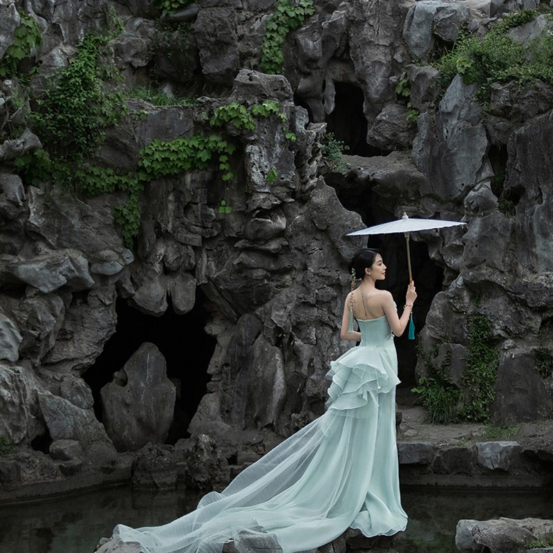 影楼拍照主题服装摄影新款户外江南园林抹胸鱼尾彩纱绿色婚纱礼服
