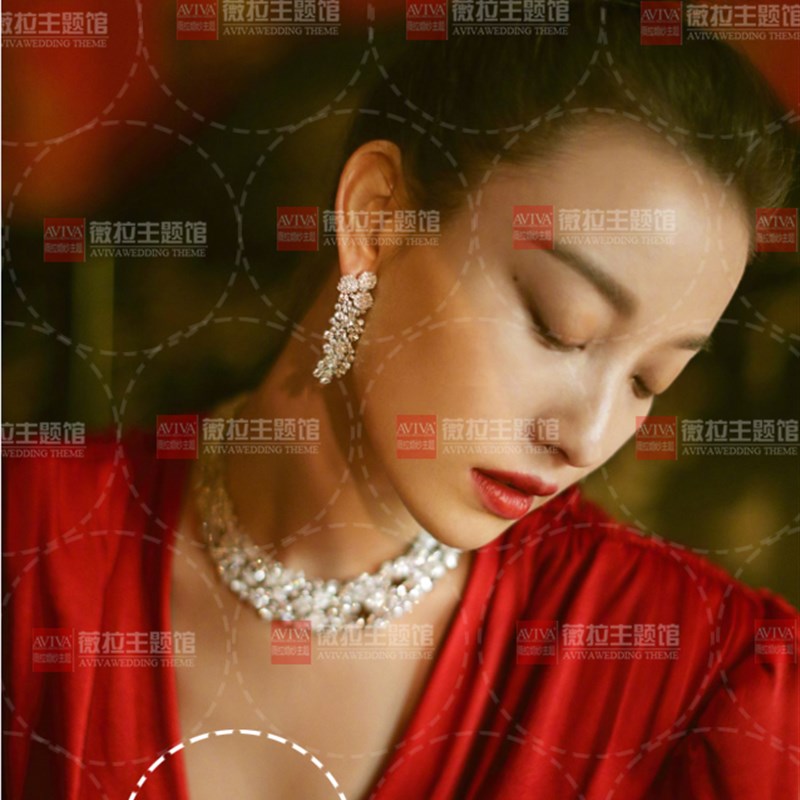 明星同款性感写真V领开叉拖尾红色缎面礼服 影楼主题婚纱拍摄服装