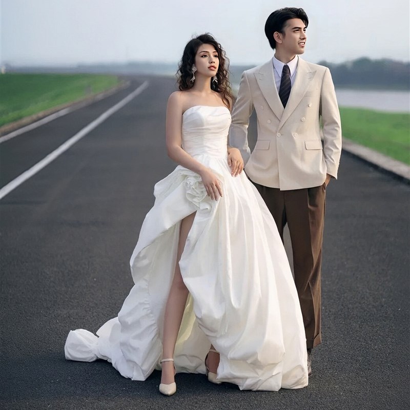 展会新款照相馆主题服装情侣写真拍照礼服外景旅拍简约街拍抹胸婚