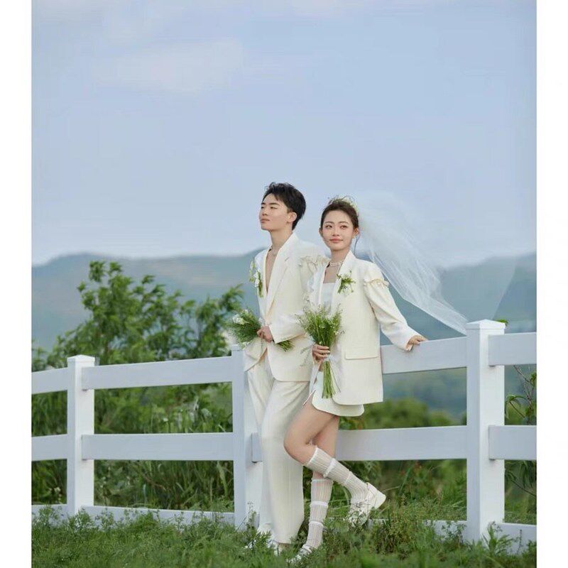 新款照相馆田园风主题情侣西装摄影写真森系小清新氛围感外景婚纱
